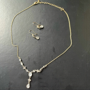 AVON Pretty Pearlesque White ‘Y’ Necklace With Leverback Tear Drop Earrings Set